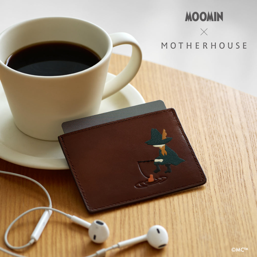 This card holder features a deep, antique leather with an inlaid depiction of Snufkin's carefree spirit. Its slim, non-bulky design allows for smart storage of cards and banknotes.